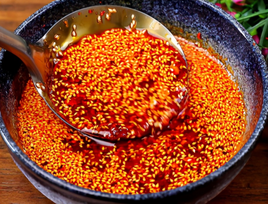 炸辣椒油时,别直接浇热油,牢记3个要点,辣椒油香辣十足味更香