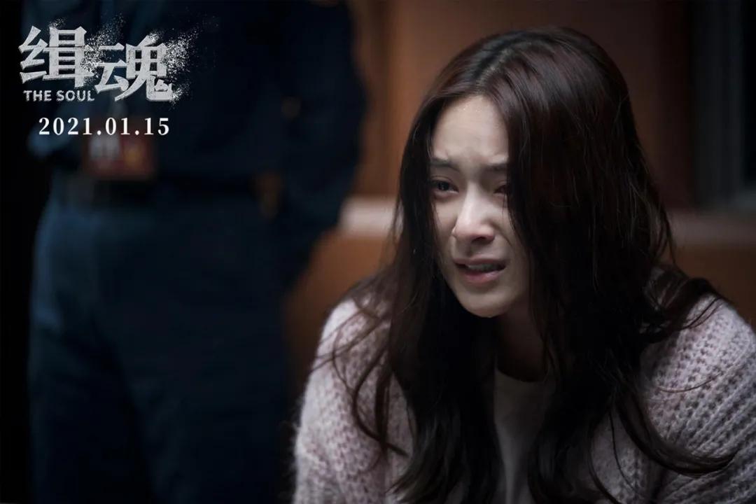 实际上有着王世聪灵魂的李燕,在装作自己被王世聪的前妻唐素贞附身了