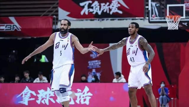 五人上双亨特398四川队战胜福建伍西尼奇谈伤病一脸无奈