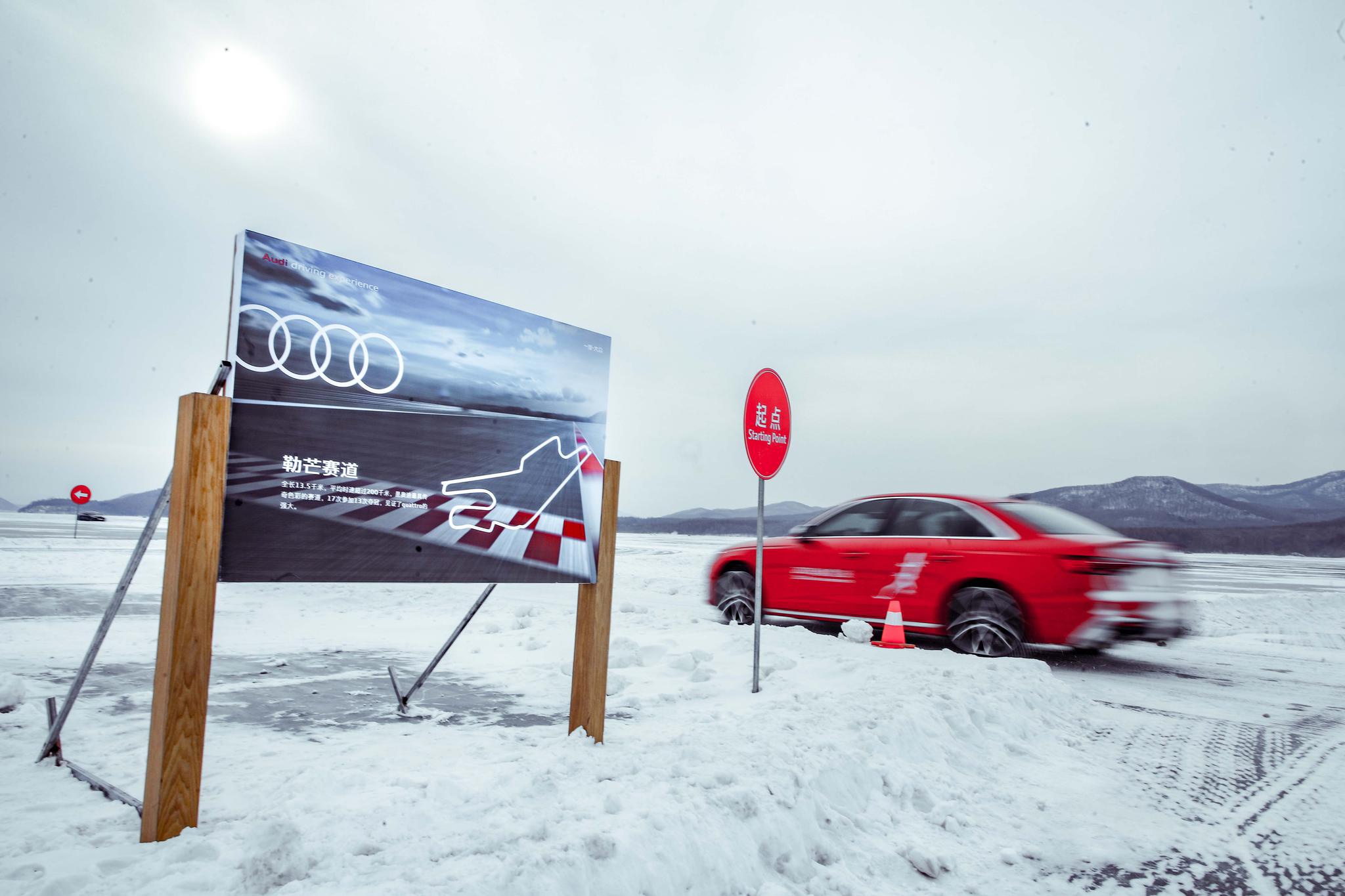 在复刻的赛道里,不仅可以体验到直线加速项目,还能体验到冰雪赛道里