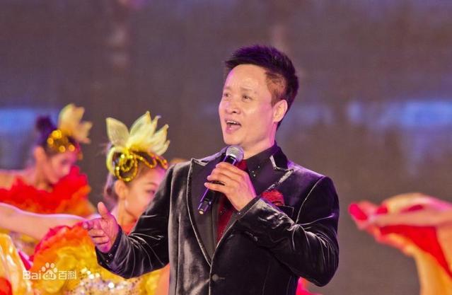 63岁阎维文现身百花春晚!精神十足年轻像40,搭档殷秀梅唱金曲