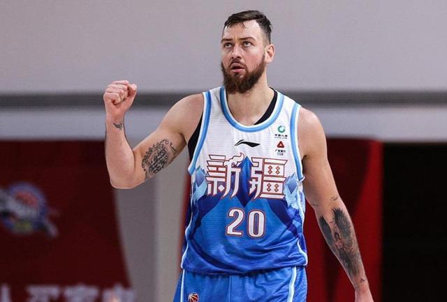 不论从身高到移动速度,还是外线投射水准以及内线抢篮板能力,莫泰都不