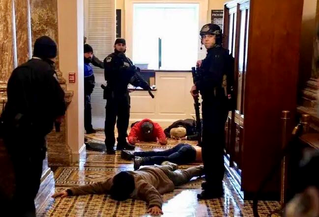 国会山陷落揭露美国之短,持续不断的骚乱仅诱因,不知反思成祸根