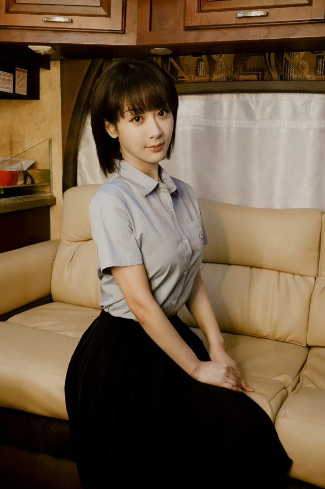 杨紫高中校服照变身元气学姐,可清纯可端庄,尽显青春气息