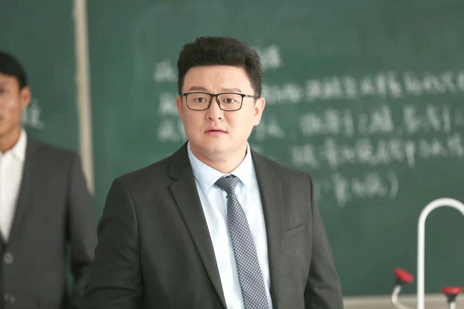 《百岁之好,一言为定》热播 青岛籍演员张磊出演"教导主任"