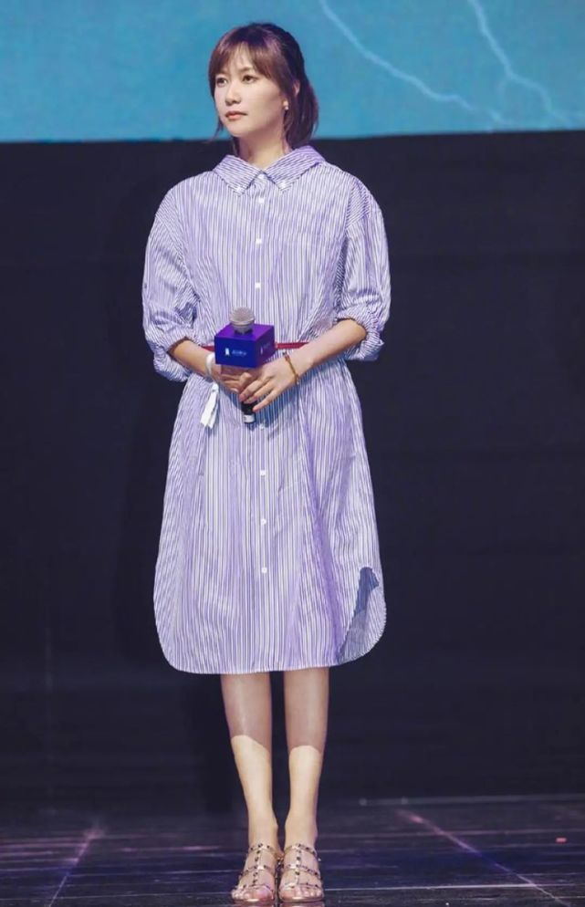 徐静蕾不愧是文艺女神,穿条纹衬衫裙好清纯,46岁还有学生气质