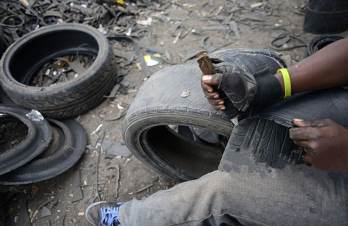 小伙回收废旧轮胎被人嘲笑,看到他做出的东西嘲笑他的人闭了嘴!
