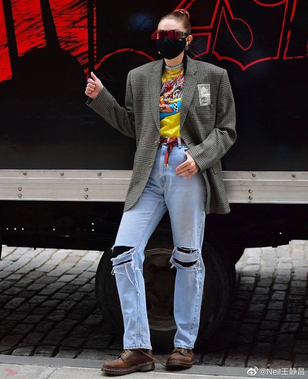 gigihadid今天在纽约为男友zayn新专辑的宣传车站台