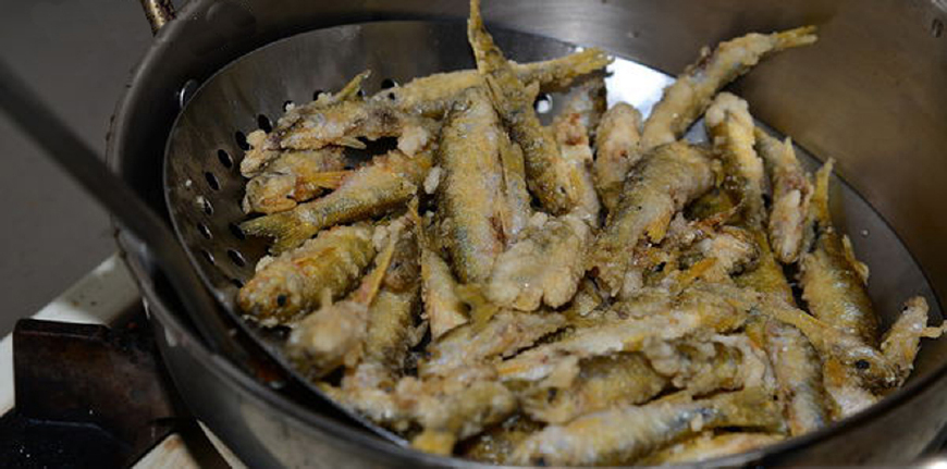 比较大条的鱼先入下,跟着其他也入锅,并以筷子撩