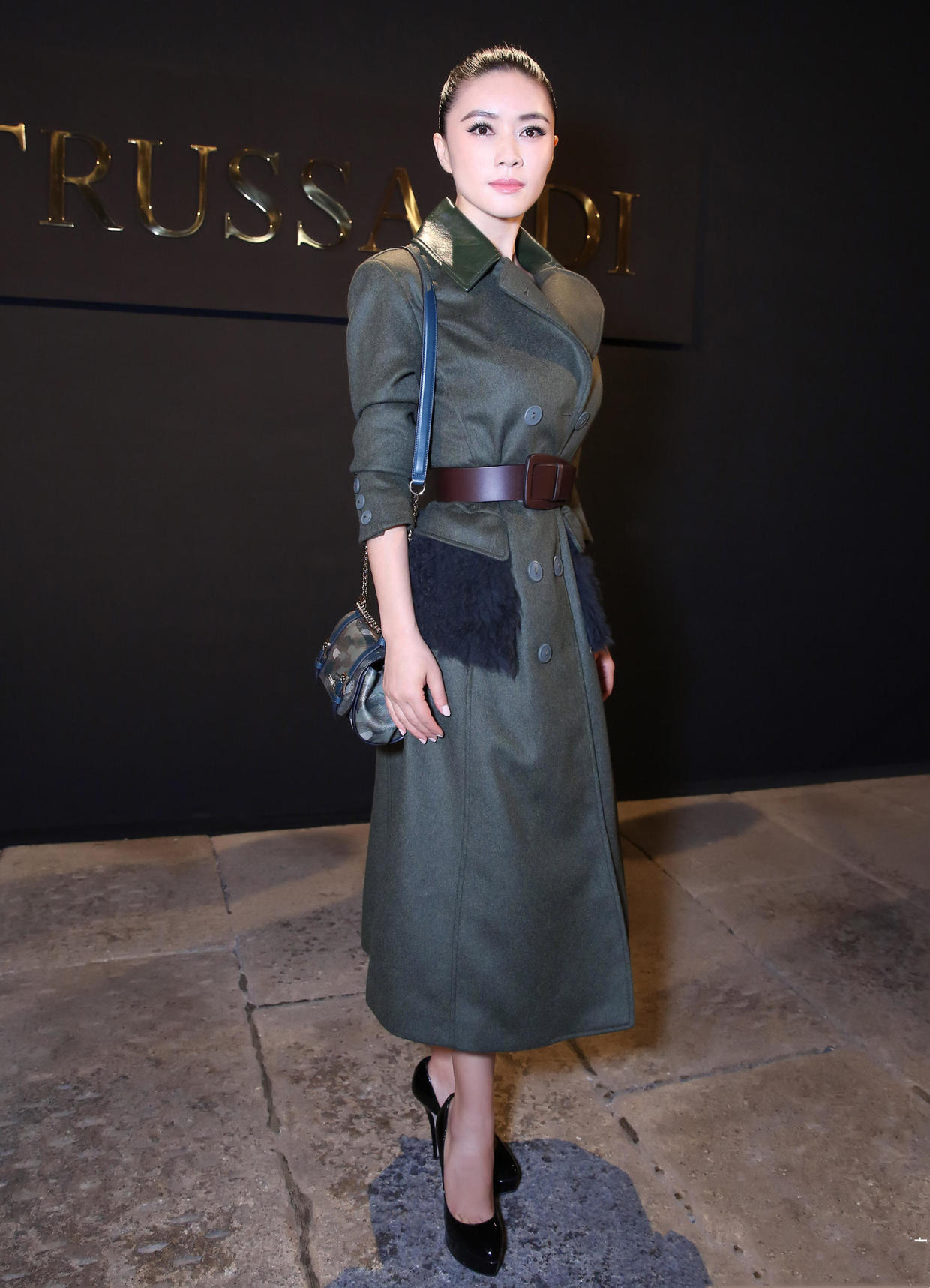 田海蓉的穿搭真养眼双排扣大衣配腰带高贵大气一般人驾驭不了