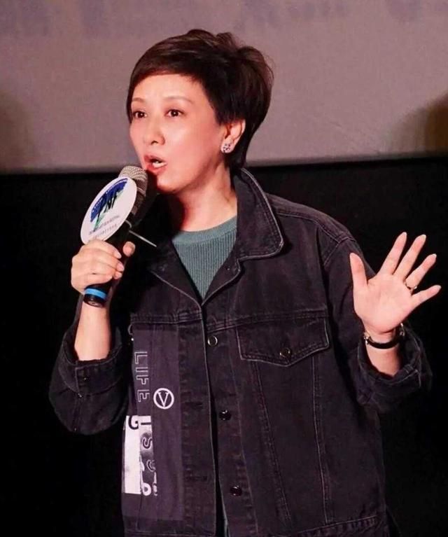 邓婕穿搭真洋气穿牛仔外套配超短发亮相看不出是63岁