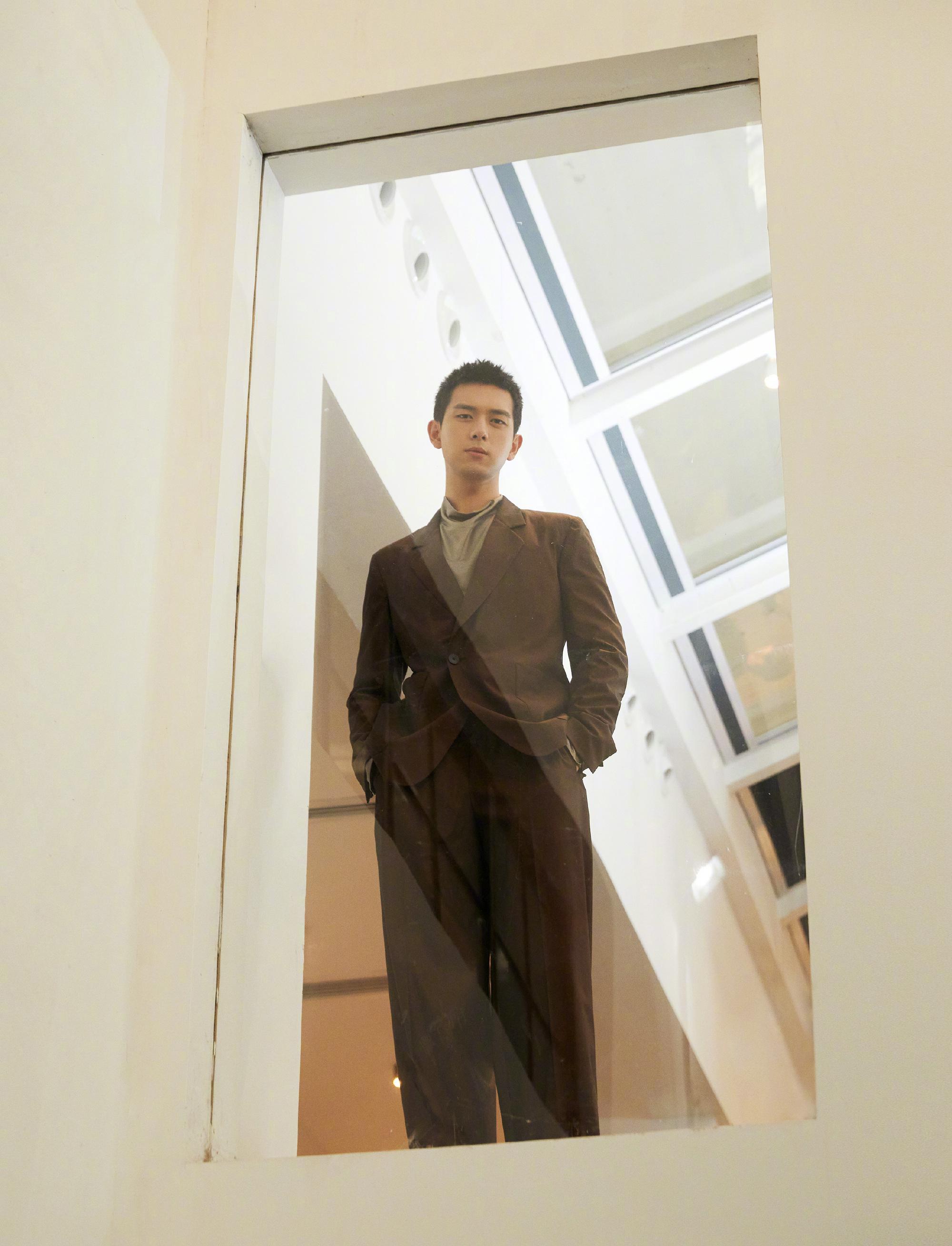 李现一身金棕色西装现身品牌直播