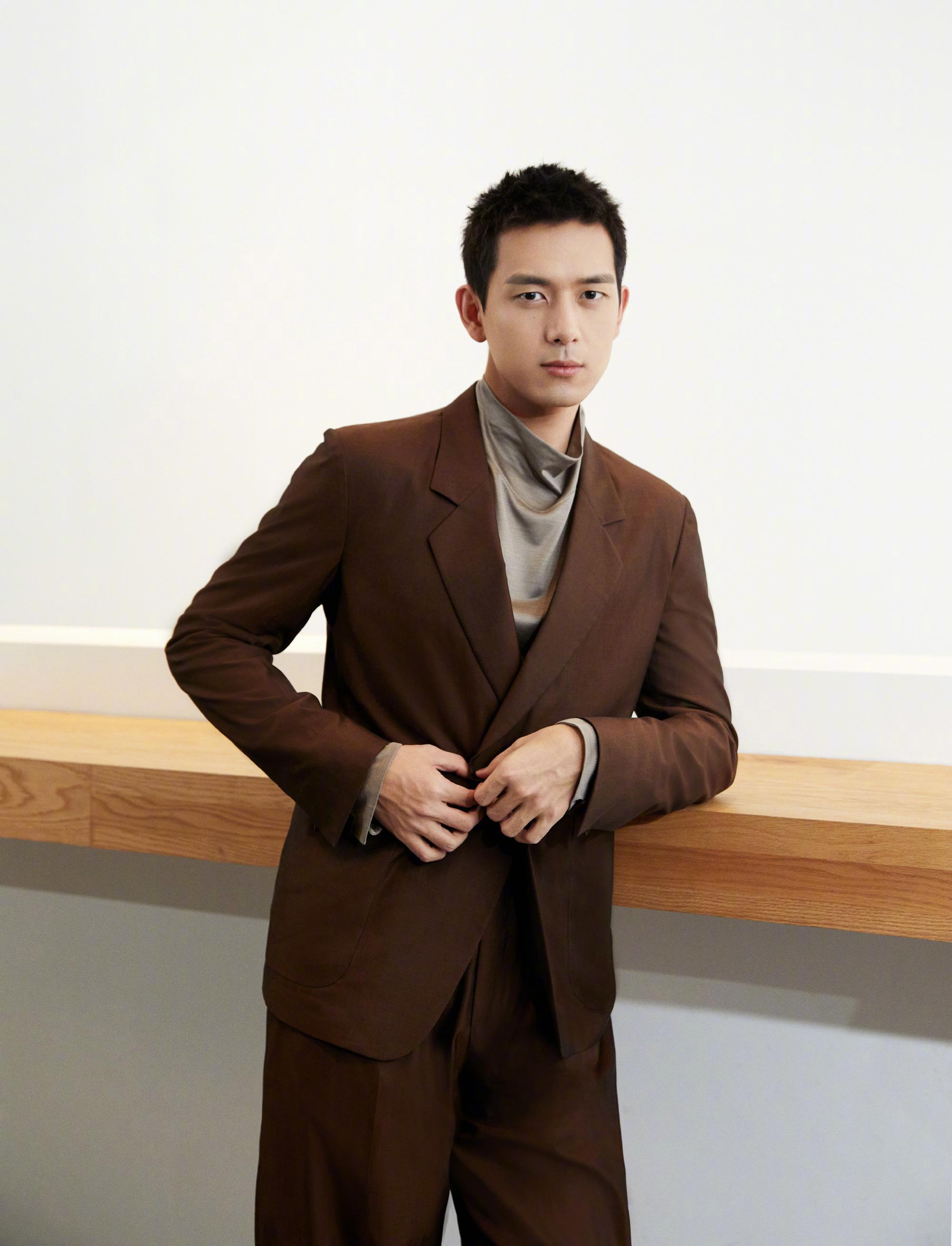 李现一身金棕色西装现身品牌直播