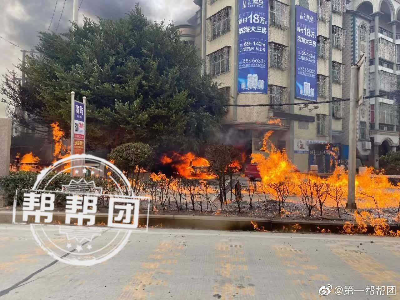 福州长乐演屿路段突发火灾!过往车辆请注意绕行