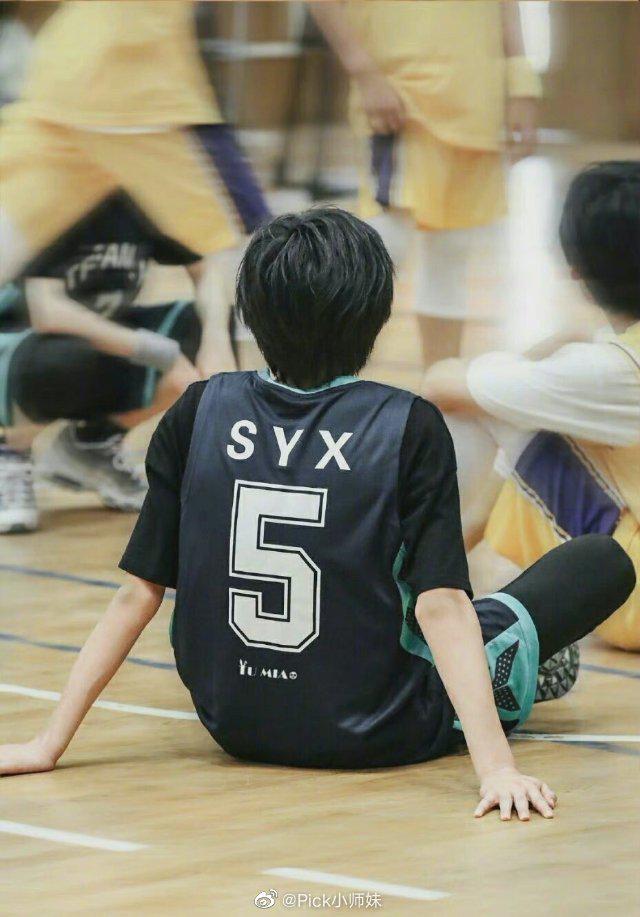 会有人不想拥抱这个背影? 我不信|宋亚轩_新浪新闻