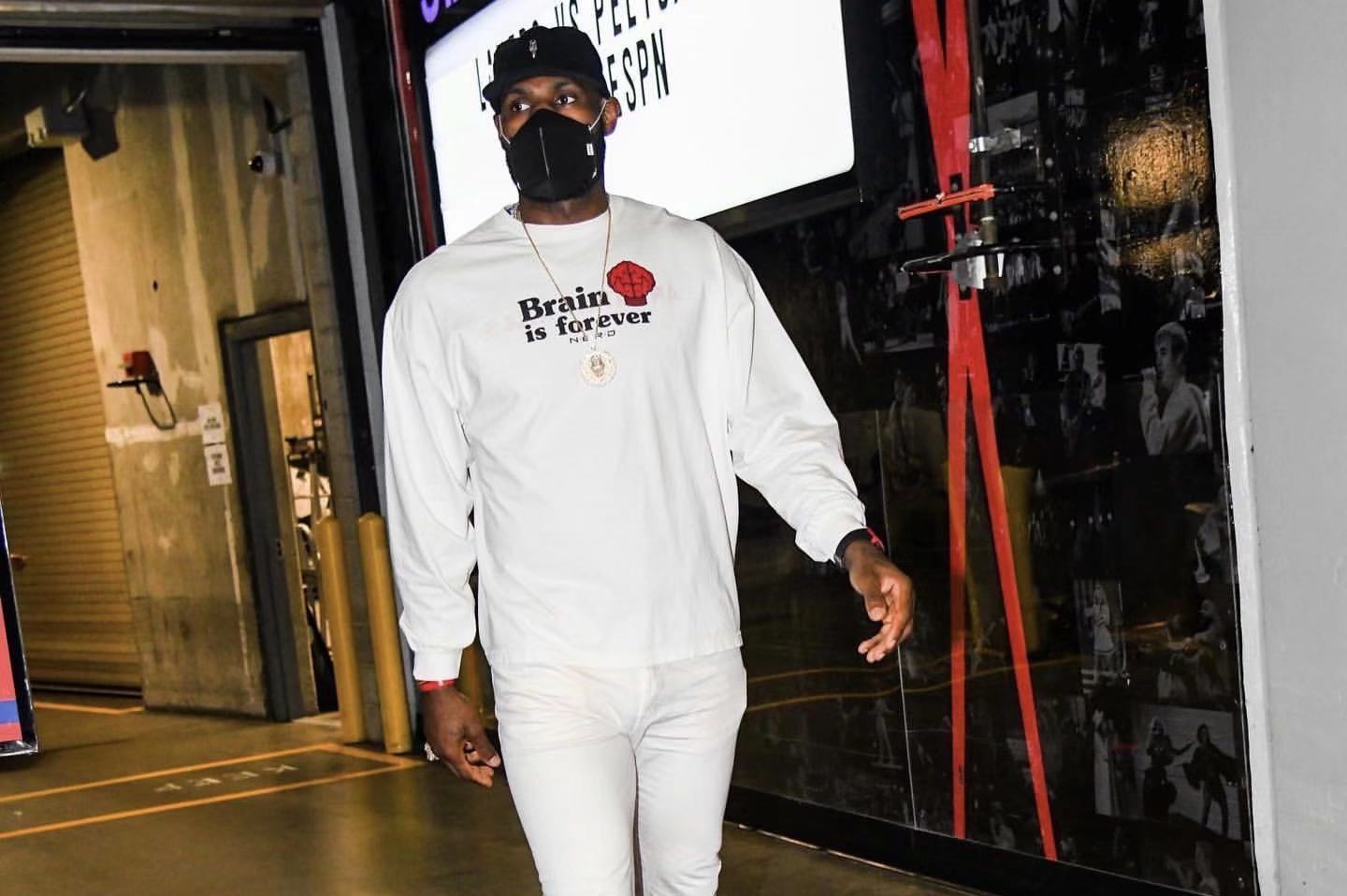 场上总指挥!提前四小时备战,詹姆斯晒赛前入场照:头脑就是基因