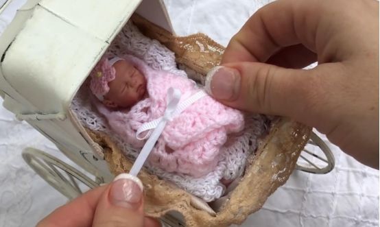 女孩名叫艾米莉亚·泰勒,她是一个早产儿,一般的胎儿都要怀胎40周,也