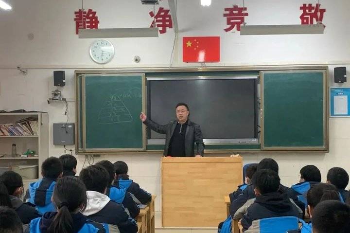 家校携手同行共育阳光少年—新营中学初一年级举行家长授课日活动
