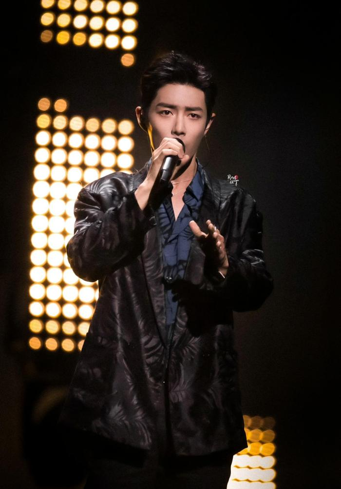 肖战演唱《余年》,半夜上台人气涨2000万,网友对睡姿照表示满意