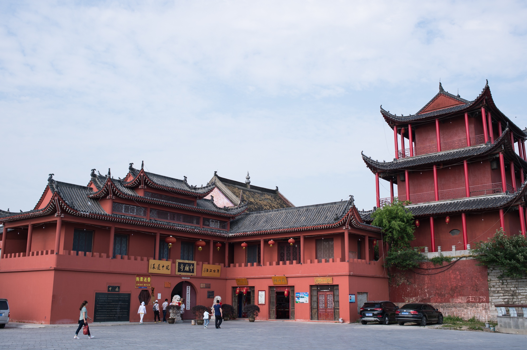 巢湖岸边有一座古寺少见的朱红色墙体寺庙