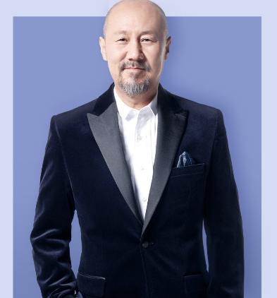 腾格尔时隔40年后重回母校忘记考学曲目显尴尬一身穿着成亮点