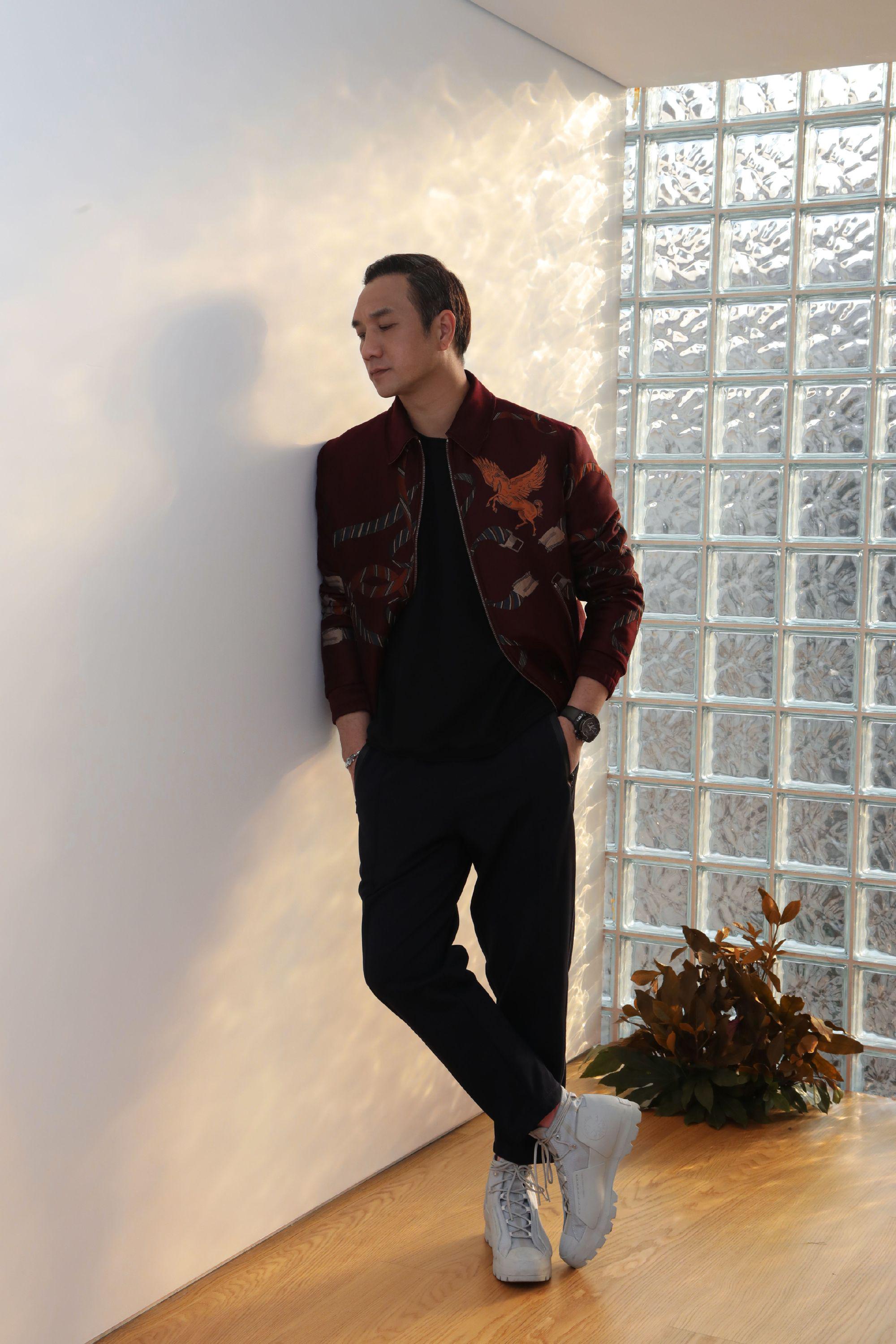 今在《山海情》中演专家,胡子好man|山海情|黄觉|徐静蕾_新浪新闻