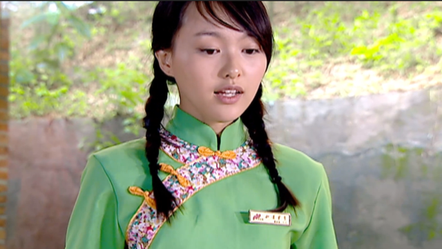 唐嫣22岁旧作村姑也疯狂网播造型青涩扮相土气还撞脸郑爽