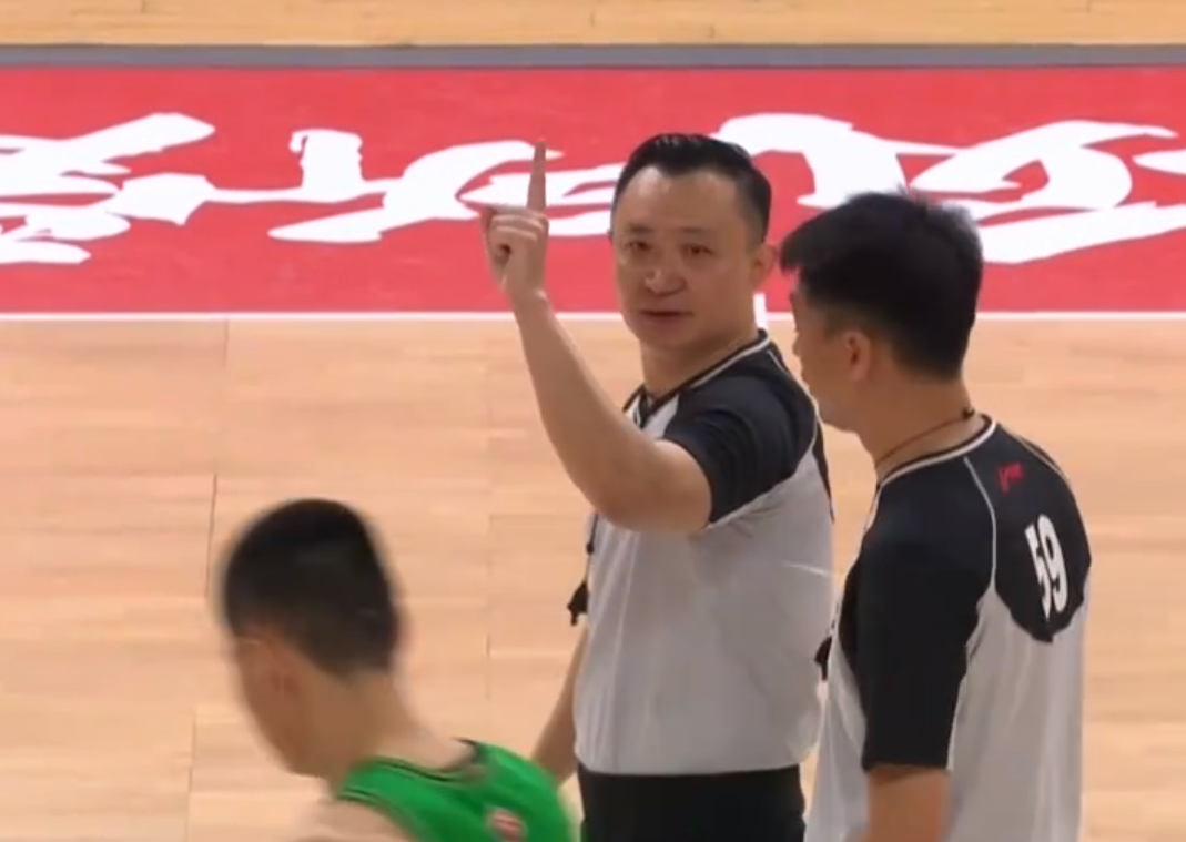 闫军自信回放判罚谁注意此举又将号码报错助裁纠正惹人笑