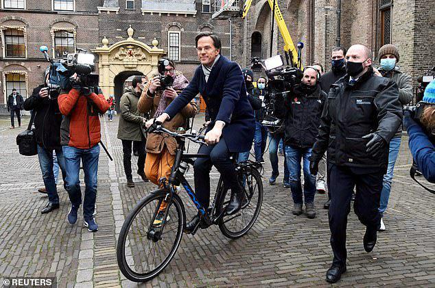 荷兰首相骑自行车向国王辞职