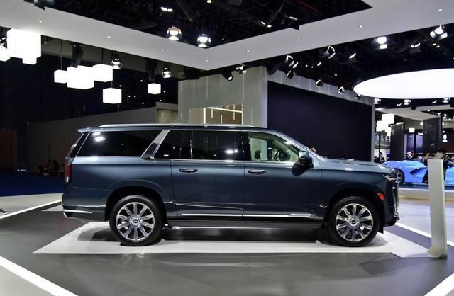 2021款凯雷德实车亮相,车长超5米7,配v8动力,比路虎揽胜更霸气