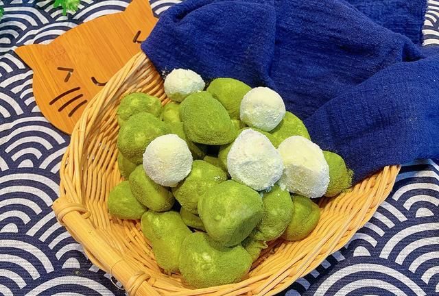 今天做出来有两种口味,原味是奶香的,另外一个抹茶味,全家人都喜欢