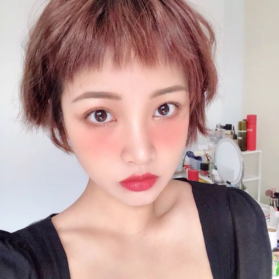 想要打造少女感,追逐潮流的脚步,尝试下狗啃短发发型|刘海|少女|脚步