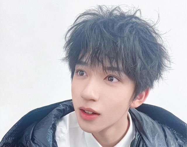 工作人员陪丁程鑫录节目李飞却躲树后抽烟遭粉丝狠狠指责