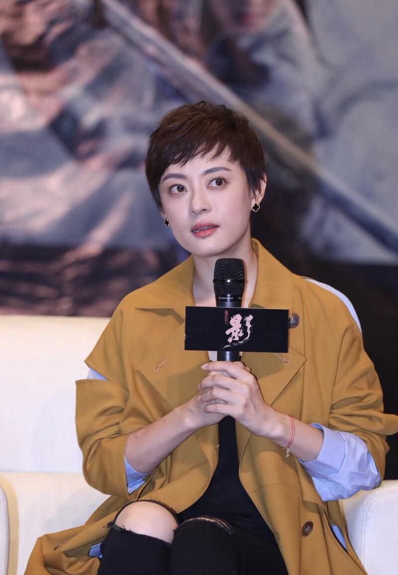 又被孙俪惊艳到了,穿姜黄色风衣配破洞裤文艺优雅,成熟大气|风衣|孙俪