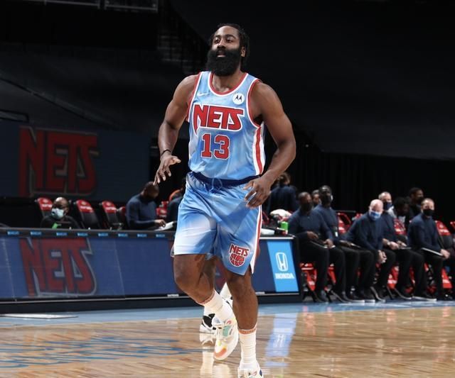 9次失误 3分10中3,哈登首秀并不完美 大肚腩太扎眼了!