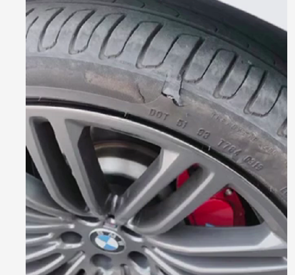 因为宝马的防爆轮胎价格特别贵,而且轮胎损坏后不能修补,只能更换一个
