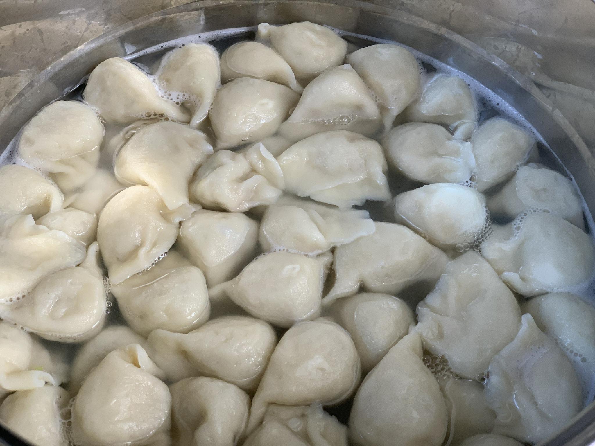 煮饺子时,不要水开就下锅煮!多加1步,饺子不粘锅不破皮
