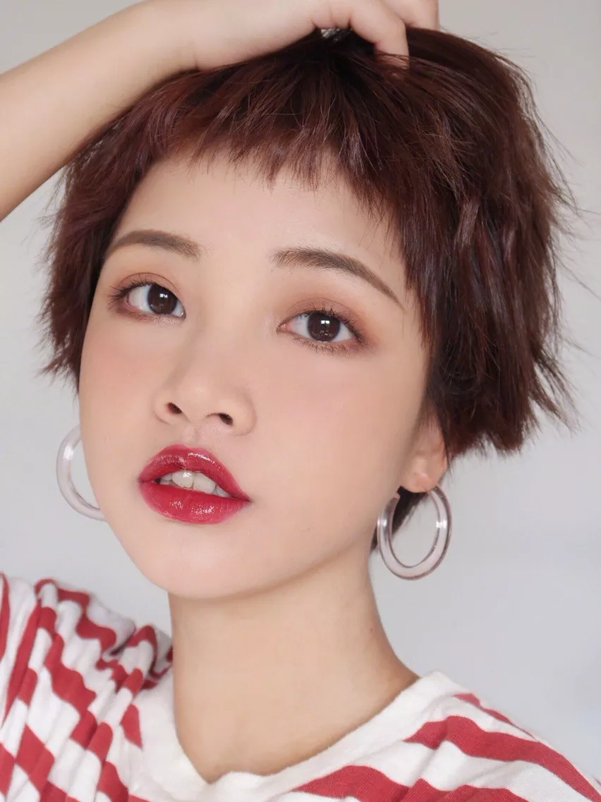 想要打造少女感,追逐潮流的脚步,尝试下狗啃短发发型