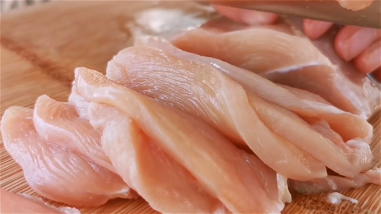 鸡胸肉孩子最喜欢不炒不炸酸爽开胃鲜嫩营养