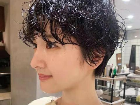 适合18岁到40岁女人的卷发,年轻人烫简约时尚,中年人烫洋气减龄