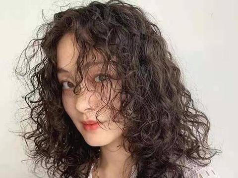 适合18岁到40岁女人的卷发,年轻人烫简约时尚,中年人烫洋气减龄|发型