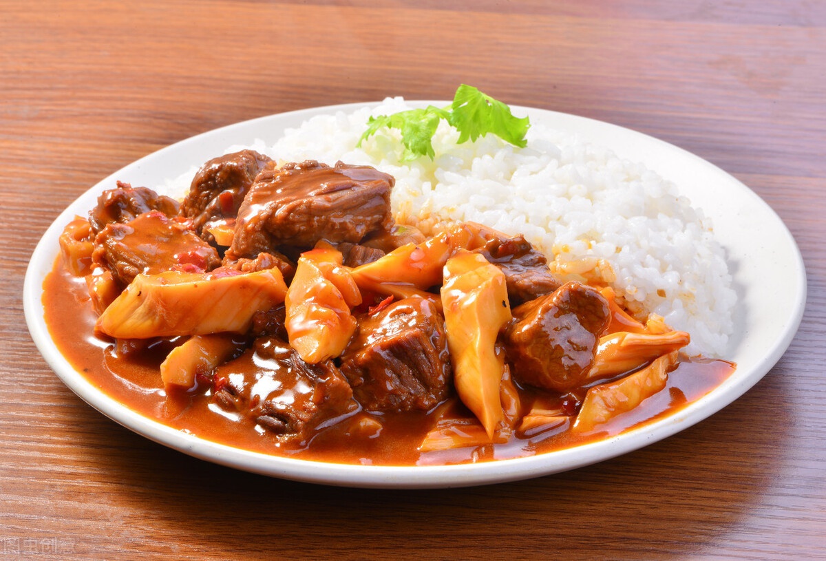 软烂入味的红烧牛肉嫩滑爽口米饭和面条的最佳伴侣