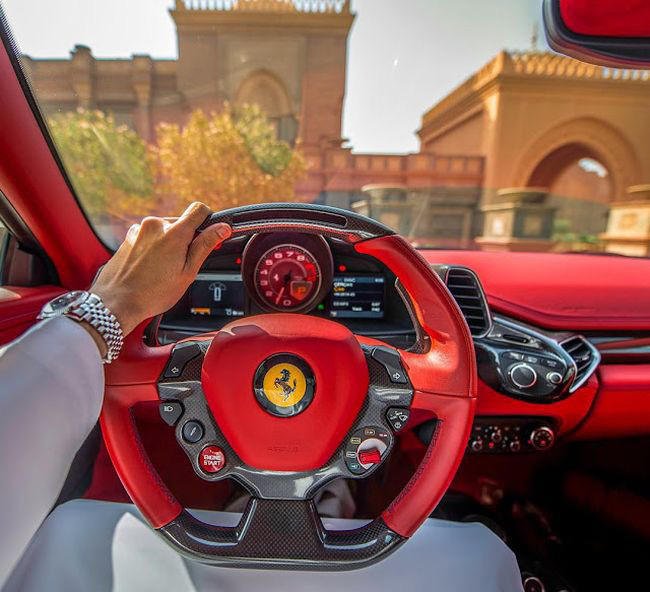 土豪开车前喜欢拍方向盘,细心的人却发现,每天的照片都不相同