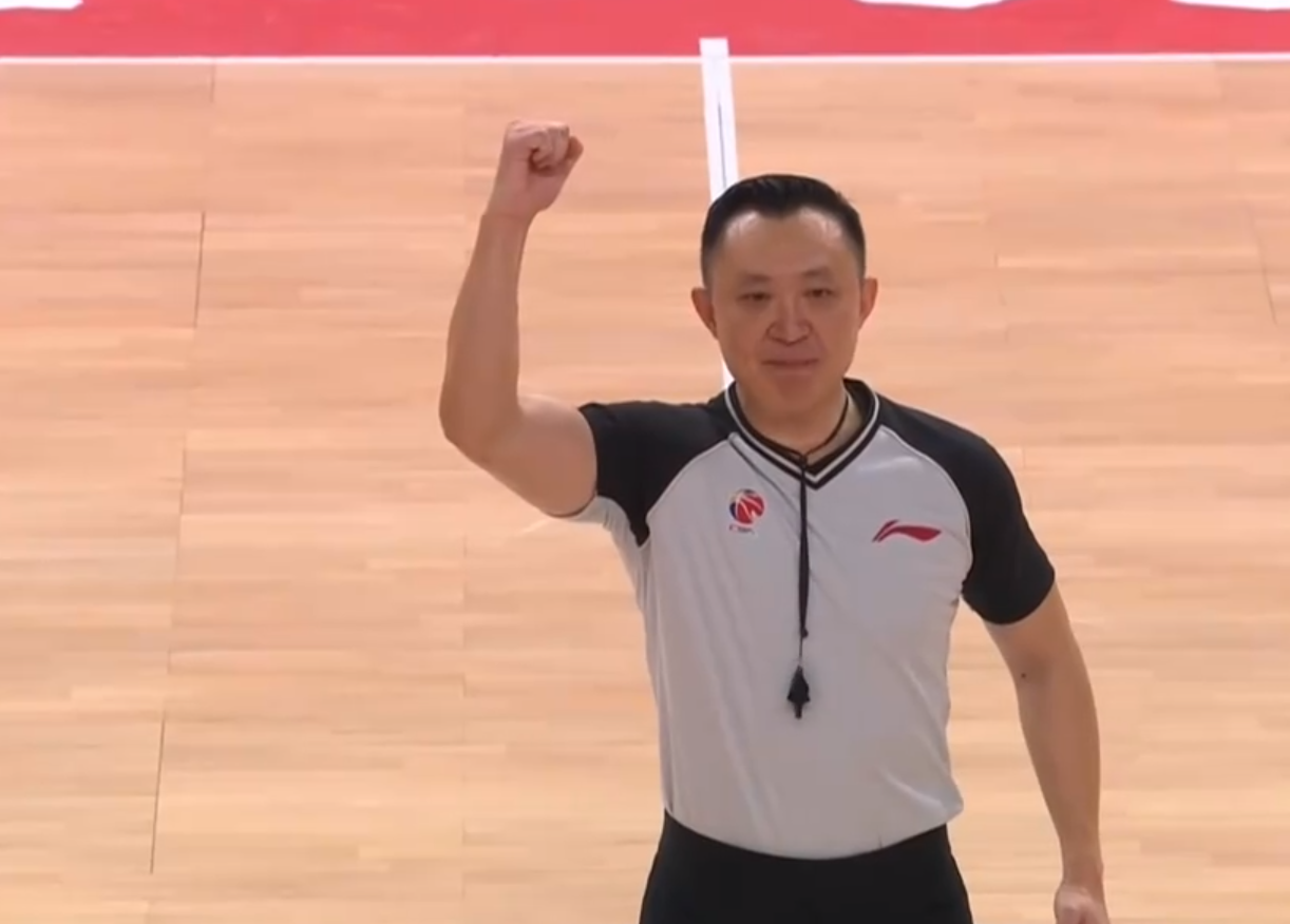 闫军自信回放判罚谁注意此举又将号码报错助裁纠正惹人笑