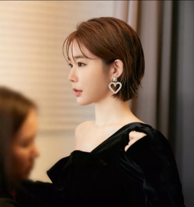 刘仁娜剪了11年来的长发换上短发发型更显成熟干练