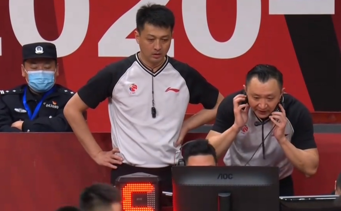 闫军自信回放判罚谁注意此举又将号码报错助裁纠正惹人笑