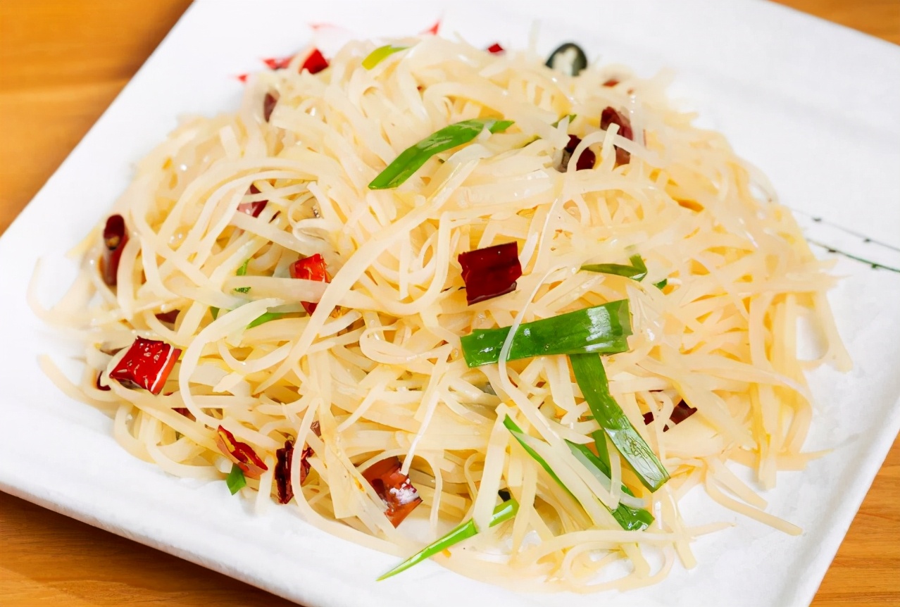 但是比起白菜,萝卜,酸菜,我还是更爱吃土豆一些,每回遇到炒土豆丝,我