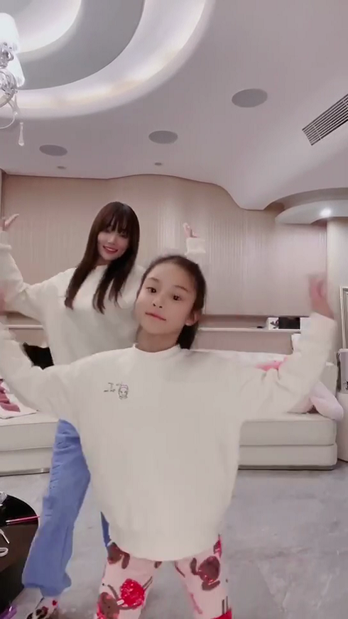 李小璐与女儿同框热舞宛如姐妹花甜馨暴风抽高已到妈妈肩膀