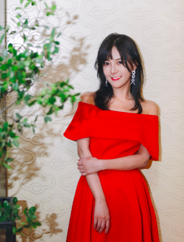 当然钟雅琴的业务能力也很出众,从18年就开始主持尖叫之夜,至今已经