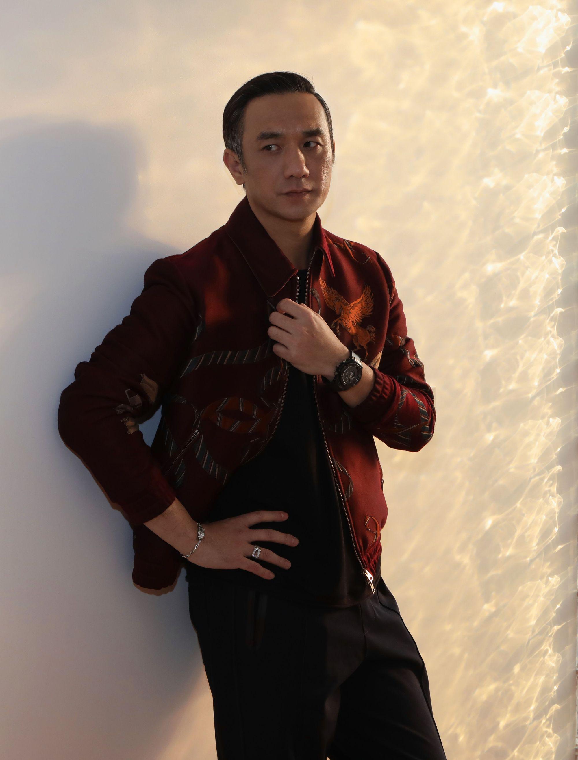 今在《山海情》中演专家,胡子好man|山海情|黄觉|徐静蕾_新浪新闻